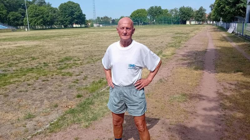 Az egykori focista most a futópályák hódítója, ahol elszántan rója a kilométereket, miközben a víz alatt is megtalálja a ritmust, és a kerékpár nyergében szélsebesen szeli át a tájat.