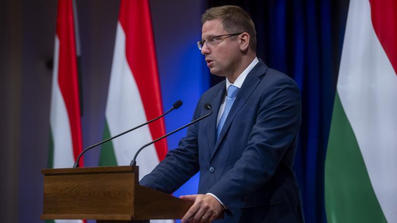 Az új kormányzati intézkedések élő bemutatóra kerülnek, ahol a legfrissebb fejleményeket ismerhetjük meg.