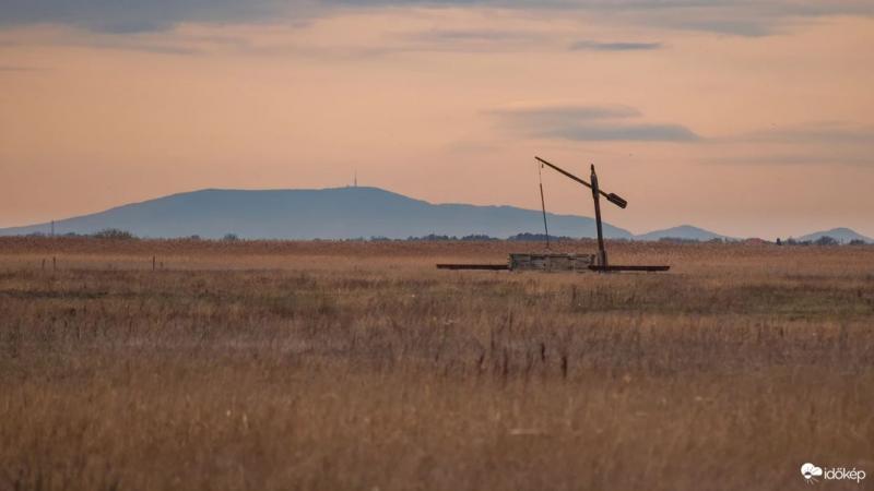 A Kékes csodálatos panorámája a Hortobágy végtelen síkságán keresztül nyújtott lenyűgöző látványt. A fotós a táj szépségét örökítette meg, ahol a híres magyar táj színei és formái találkoznak a legmagasabb hegy csúcsával.
