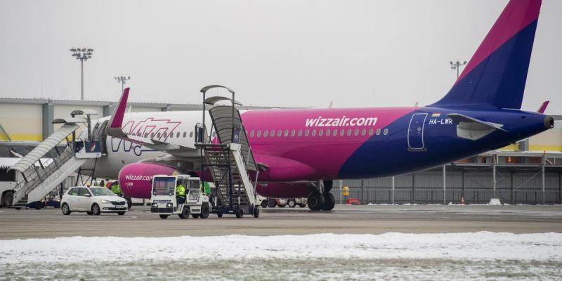 A hóesés és a jegesedés következtében a Wizz Air Budapestre tartó járata nem tudott felszállni. Az utasok már 18 órája várakoznak a brüsszeli repülőtéren, miközben a kedvezőtlen időjárási körülmények miatt bizonytalan a helyzet.