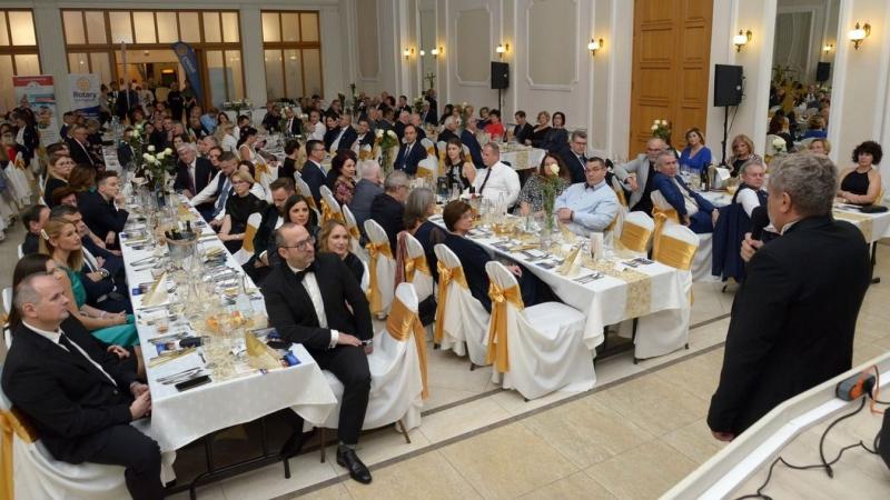 SONLINE - A Rotary Club jótékonysági bálja a gyermekek gyógyulásáért is küzd, hozzájárulva ezzel a fiatalok egészségének javításához.