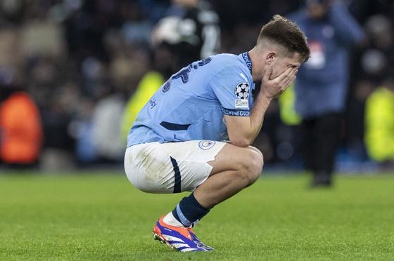 Történelmi fordulat következett be a Manchester City háza táján: egy edző, aki saját magát bántalmazza, valósággá vált, ami eddig a legvadabb álmainkban sem szerepelt. Az elképzelhetetlen események láncolata most elindult – de vajon milyen irányban folyta