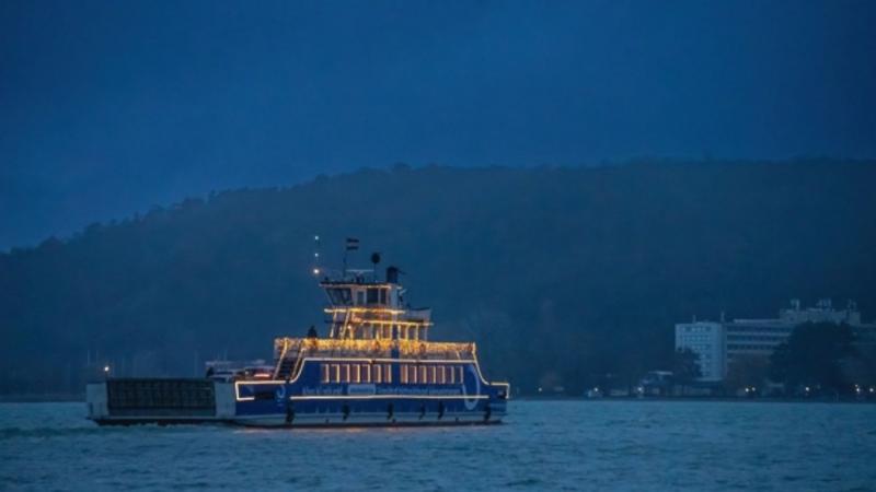 Karácsonyi varázslat a Balaton partján: Fedezd fel a téli csodákat! A Balaton nem csupán nyáron vonzó, hanem a téli hónapokban is mesés élményekkel vár. A hófödte táj, a gyönyörűen kivilágított sétálóutcák és a karácsonyi vásárok mind hozzájárulnak a fele