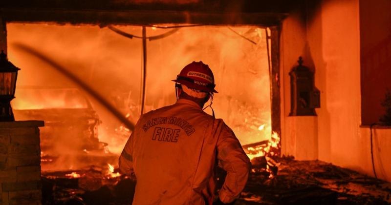 Sokkoló képek tanúskodnak a tűzvész romboló erejéről Los Angelesben. A lángok tombolása nyomán a város ikonikus tájai és épületei füstbe burkolózva, szomorú látványt nyújtanak, emlékeztetve minket a természet erejére és az emberi tevékenység következménye