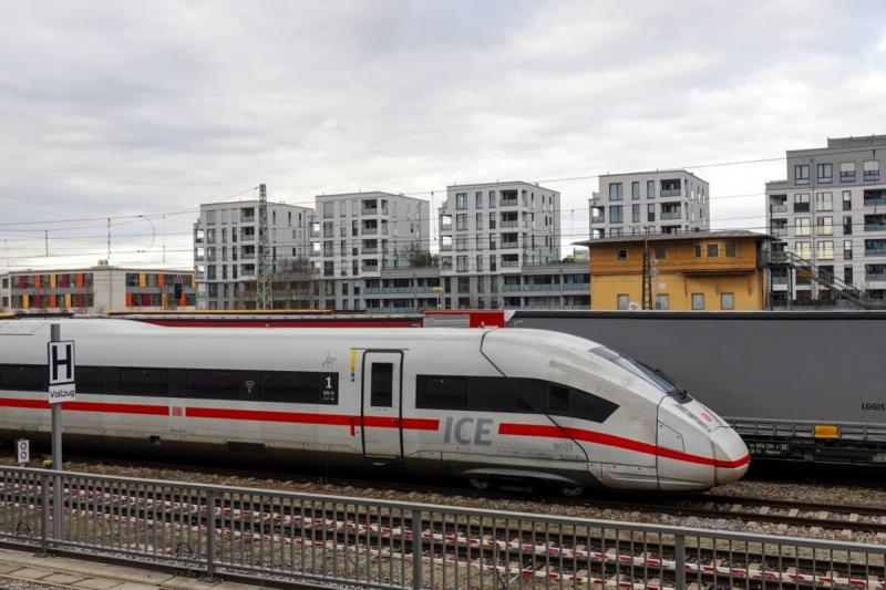 Egy magyar férfi hirtelen felpattant a száguldó német vonatra, mintha az idő és tér határait akarta volna átlépni.