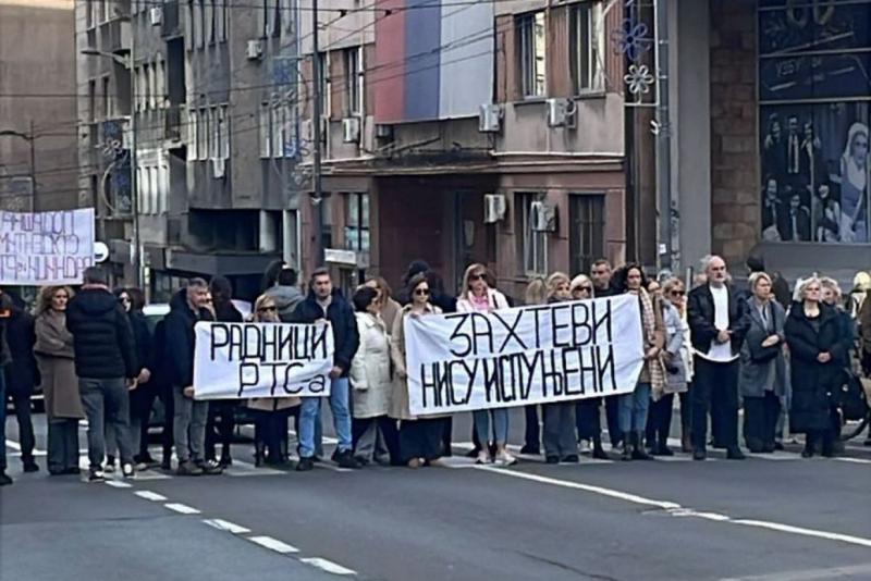 A belgrádi utcák egyikét a szerb közszolgálati televízió munkatársai zárták le.