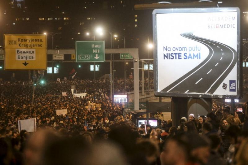 Négy férfit tartóztattak le az újvidéki támadást követően.