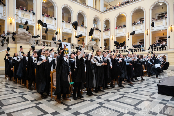 Az Informatikai Kar ünnepélyes keretek között köszöntötte friss diplomásait, akik a tudás és elkötelezettség szellemében léptek át a következő életfázisba.