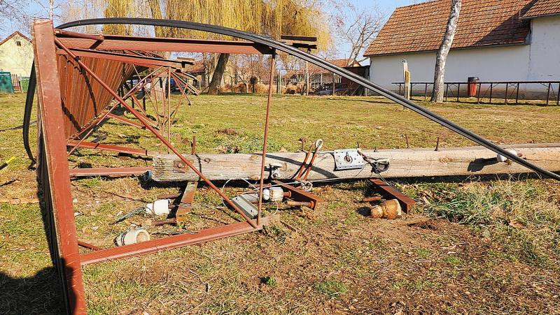 Fülöpjakab fő utcáján több távközlési oszlop dőlt ki, ami figyelemre méltó látványt nyújtott.