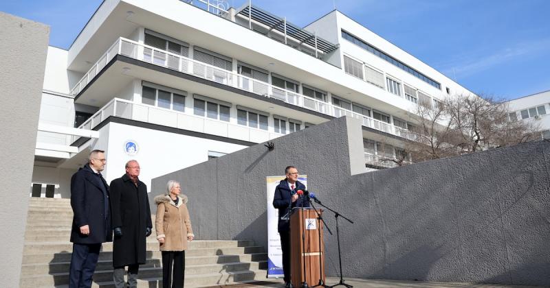 Az elmúlt évek során 91 vidéki kórház korszerűsítése valósult meg, jelentős fejlesztésekkel gazdagítva az egészségügyi infrastruktúrát. Ez a beruházás nem csupán az orvosi ellátás színvonalát emeli, hanem hozzájárul a helyi közösségek egészségének javítás