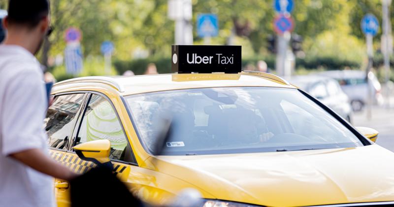Többek között egy nagypapa is otthon hagyott az Uberrel érkező utasok miatt a hagyományos taxikban.