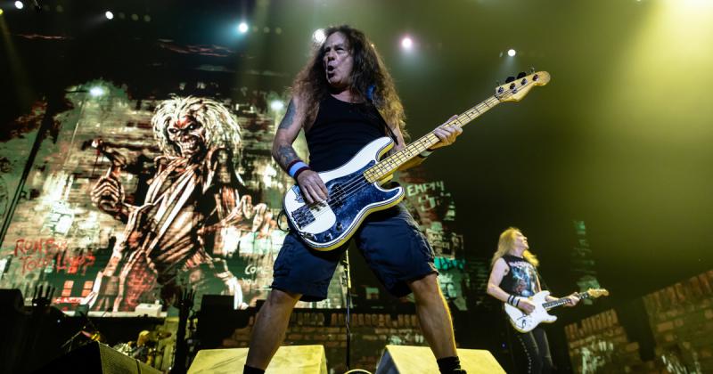 Az Iron Maiden lenyűgöző előadást tartott a Papp László Sportarénában, amely felejthetetlen élményt nyújtott a rajongóknak.