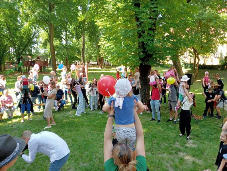 Százhúsz boldog kisgyermek, a jövőnk reménysége, szárnyalt a magasba Komáromban - KÉPEKKEL | ma7.sk
