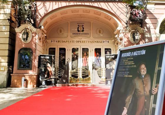 A hírek szerint az Operettszínház egy énekesének 10 millió forintos díjazást szántak, ám később módosították a kapcsolódó közérdekű adatokat.