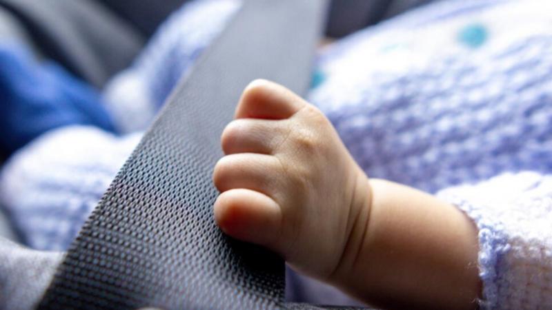 Egy megrázó tragédia történt, amikor egy édesapa a forró autóban hagyta 18 hónapos kisfiát, miközben elment szórakozni egy kocsmába. A kisgyermek sajnos nem élte túl a megpróbáltatásokat, ami súlyos következményekkel járt.