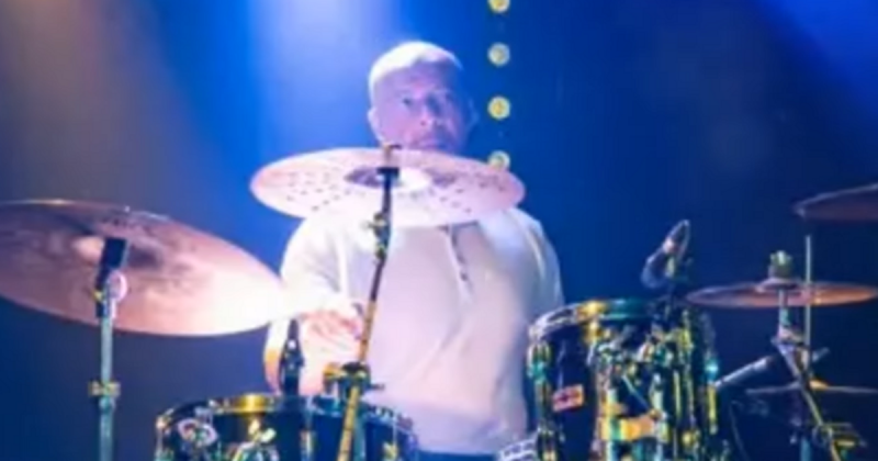 A koncert közben, a közönség zúgásától hangos színpadon, váratlanul megállt a népszerű soul zenekar dobosának szíve, mintha az idő is megfagyott volna egy pillanatra.