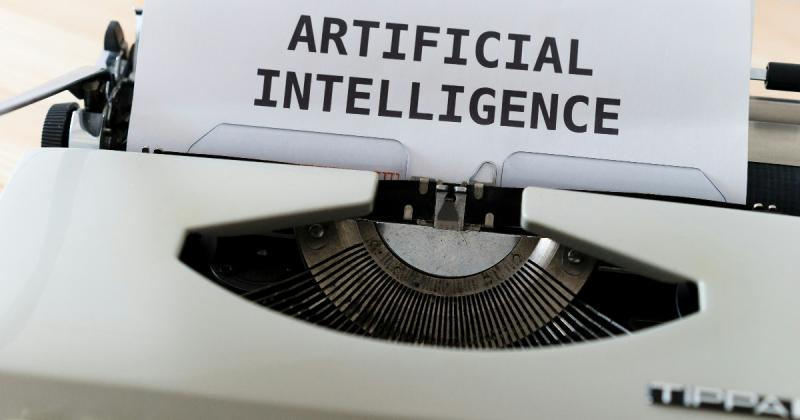 **Kreatív Online - Az MI Új Kapui a Marketing Világában: Öt Kihívás és Megoldásaik**

Az mesterséges intelligencia (MI) robbanásszerű fejlődése alapjaiban formálja át a marketing világát. Míg az új technológiák rengeteg lehetőséget kínálnak, számos akadál