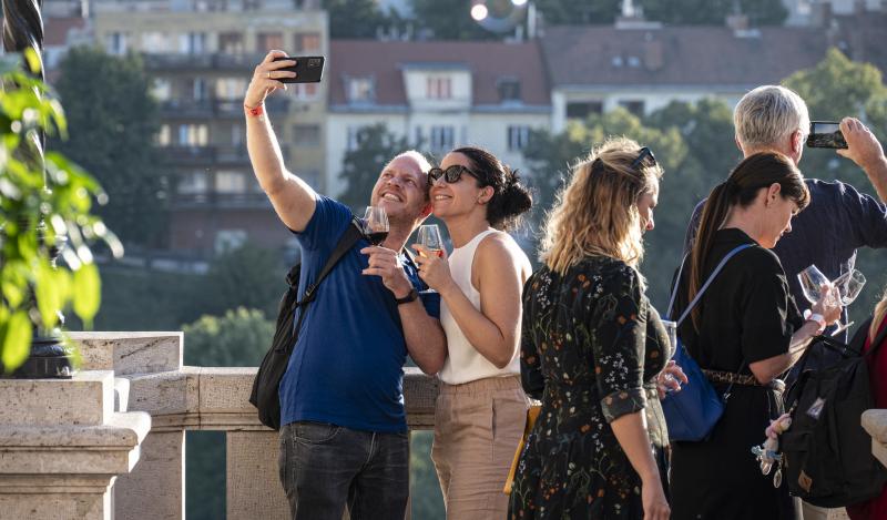 Élményekkel teli búcsút int a nyárnak a Budapest Borfesztivál, ahol a borok varázslatos világa, élő zenei produkciók és ínycsiklandó gasztronómiai kalandok várják a látogatókat. Ne hagyd ki ezt a felejthetetlen eseményt, ahol a jó ízek és a zene egyesülne