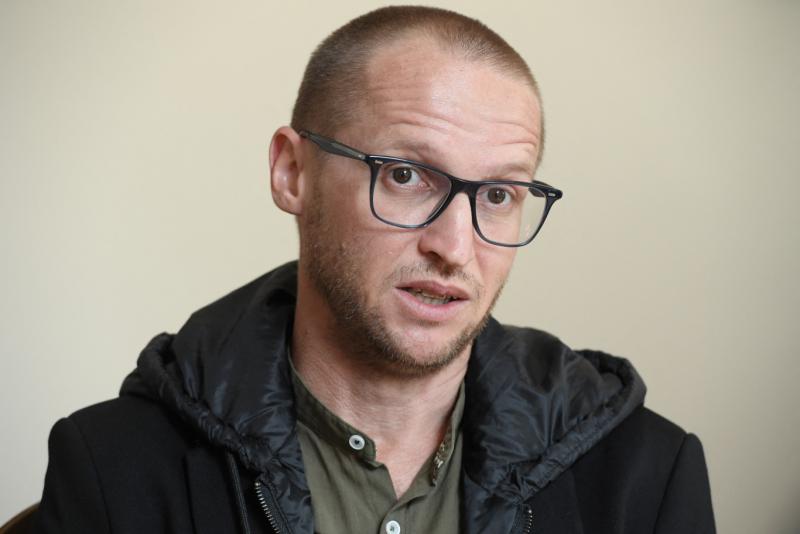 L. Simon László a közösségi médiában szólalt meg, hogy tisztázza a helyzetet és megvédje magát, miközben egyúttal éles kritikát fogalmazott meg Demeter Szilárd irányába, aki a fideszes politikai közegben is feszültségeket keltett.