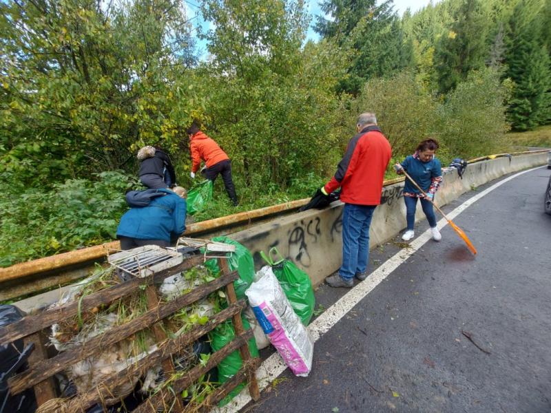 Tizenhárom köbméternyi hulladéktól szabadították meg a Gyergyószentmiklós és a Gyilkos-tó közötti útvonalat. | Székelyhon