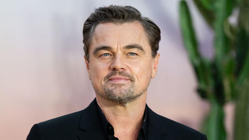 Leonardo DiCaprio produkciós cége egy különleges filmet készít, amelyben a magyar színház és film történetének ikonikus alakját, egy legendás színészt mutat be. A projekt célja, hogy felfedje a művész életét, pályafutását és azokat az élményeket, amelyek 