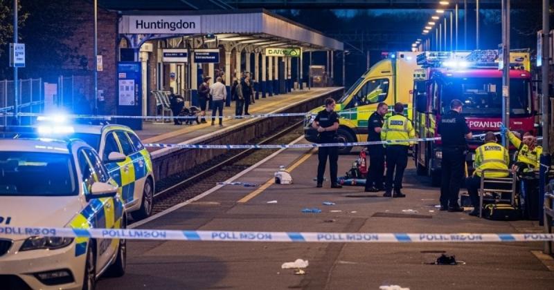 Késes támadók indítottak véres támadást egy angliai vonaton, ahol a helyszínen pánik tört ki.