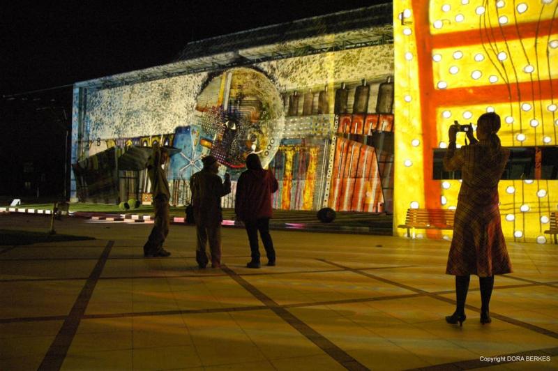 Lemúrok a fényben - DJ Dork, a magyar techno szcéna fényművészete, ma is varázslatos alkotásokkal bűvöli el a közönséget.