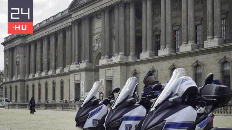 Egy motoros trükköket bemutató YouTube-sztárt tartóztattak le a Louvre előtt, miután a művészetek szentélyében merész mutatványokat próbált bemutatni. Az esemény nagy felháborodást keltett, hiszen a világ egyik legismertebb múzeumának hírnevéhez méltatlan