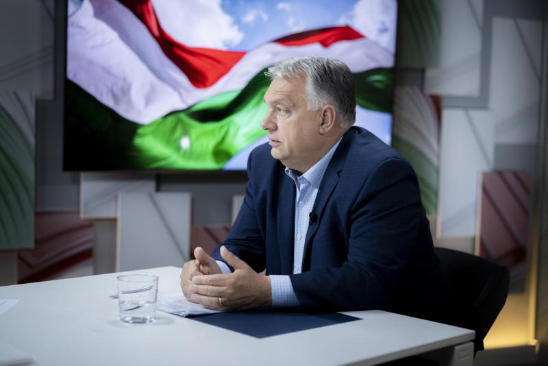 Orbán Viktor kijelentette, hogy a washingtoni megállapodás mentes a pártpolitikai befolyásoktól, és hangsúlyozta, hogy azok is profitálhatnak belőle, akik nem őt támogatták a választások során.